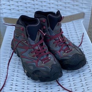 Merrel women’s hiking boots size 9.